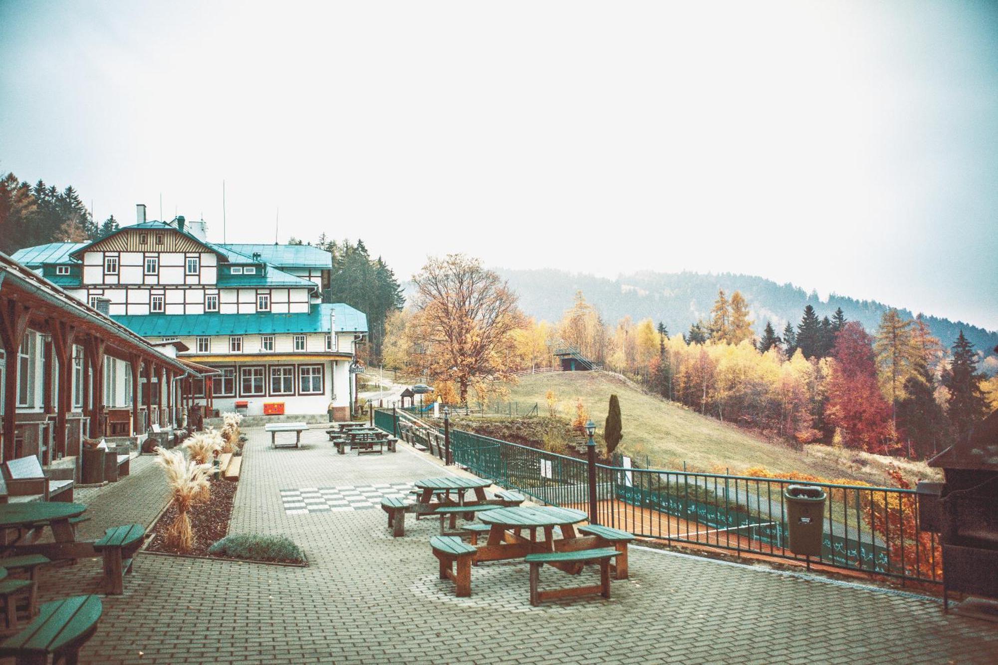 Retro Hotel Pod Zvicinou Bílá Třemešná Exterior foto